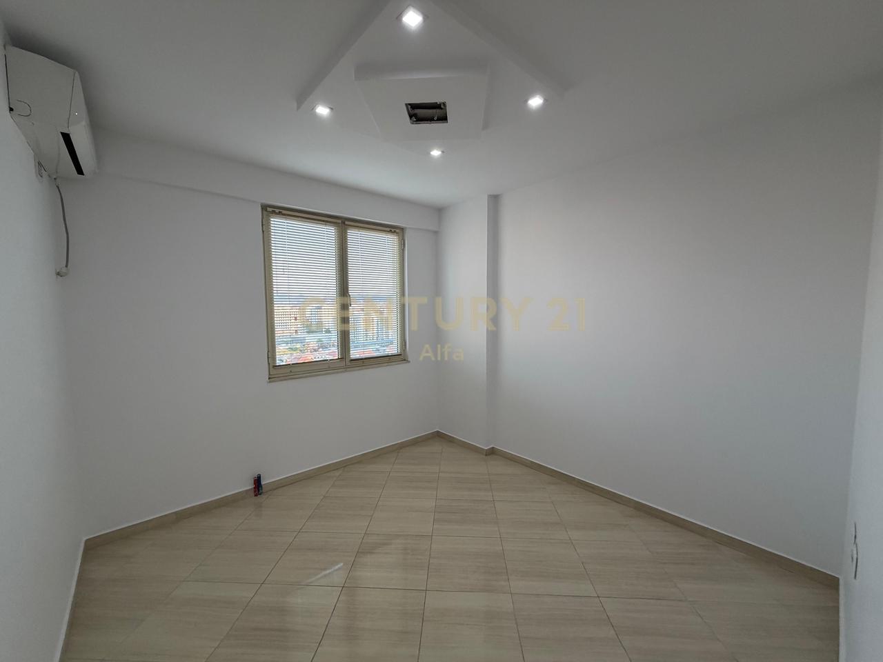 Zyrë me Qira 180 m² | Kati i Fundit | Kompleksi Malajziani