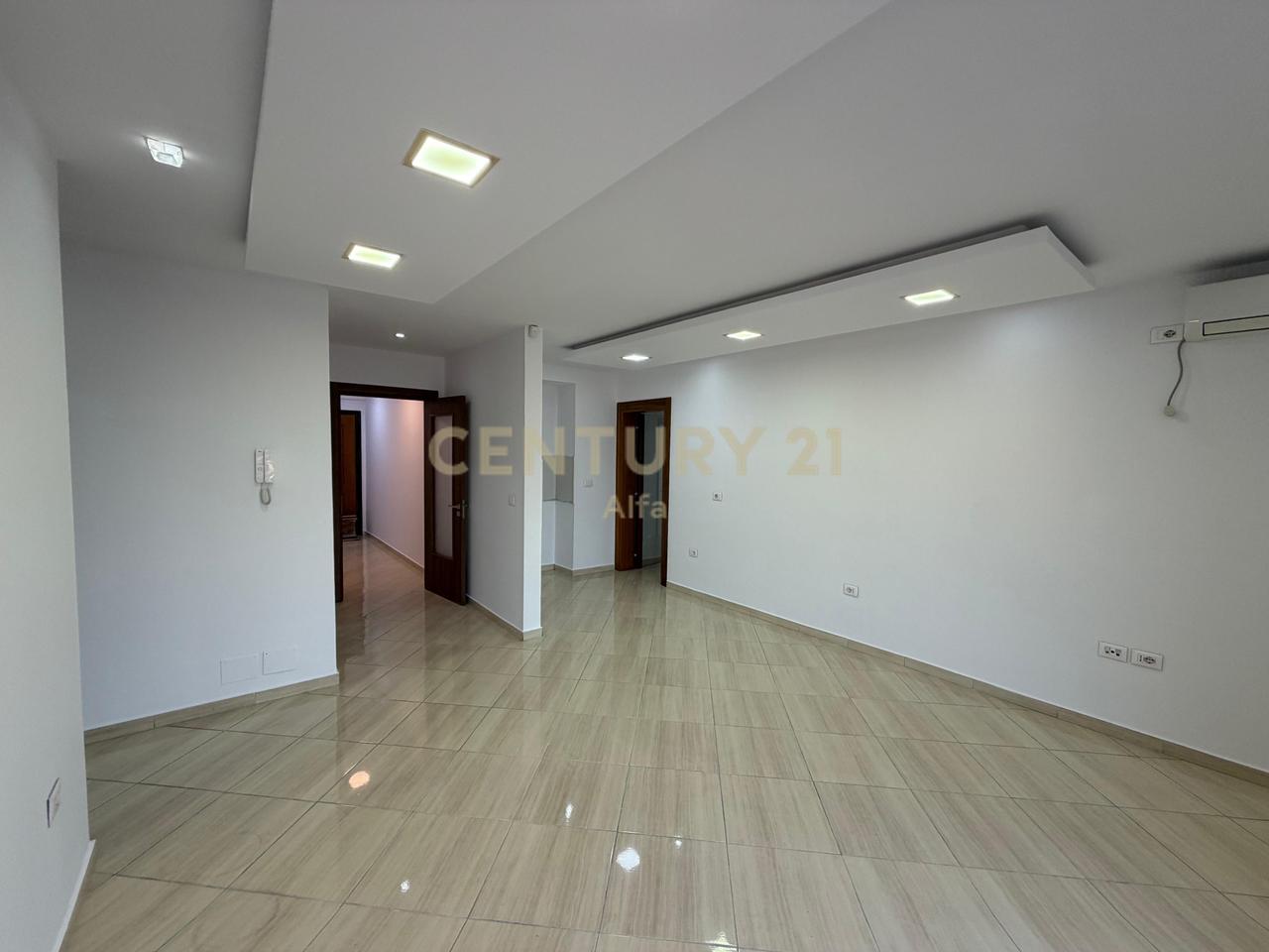 Zyrë me Qira 180 m² | Kati i Fundit | Kompleksi Malajziani