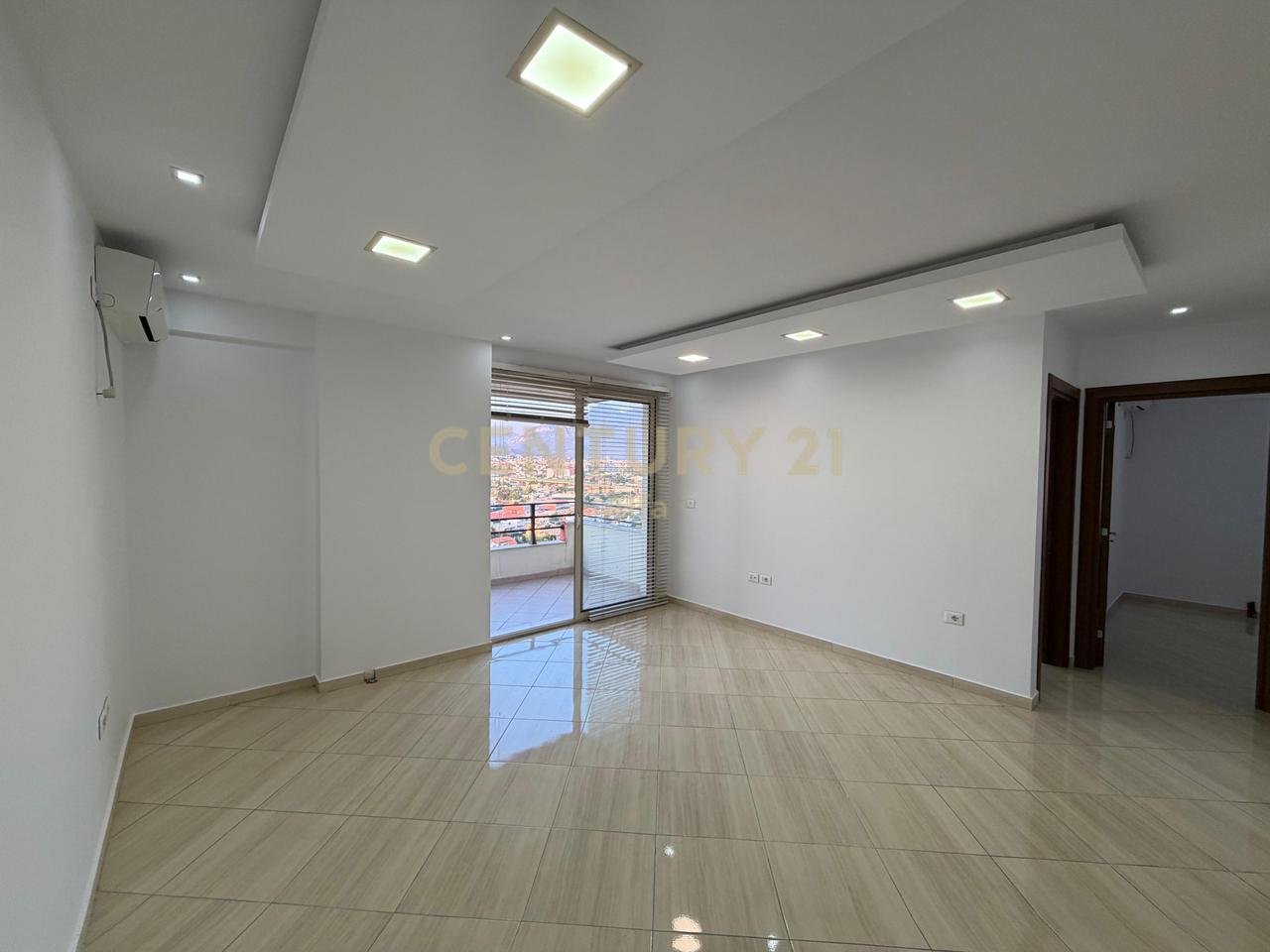 Zyrë me Qira 180 m² | Kati i Fundit | Kompleksi Malajziani