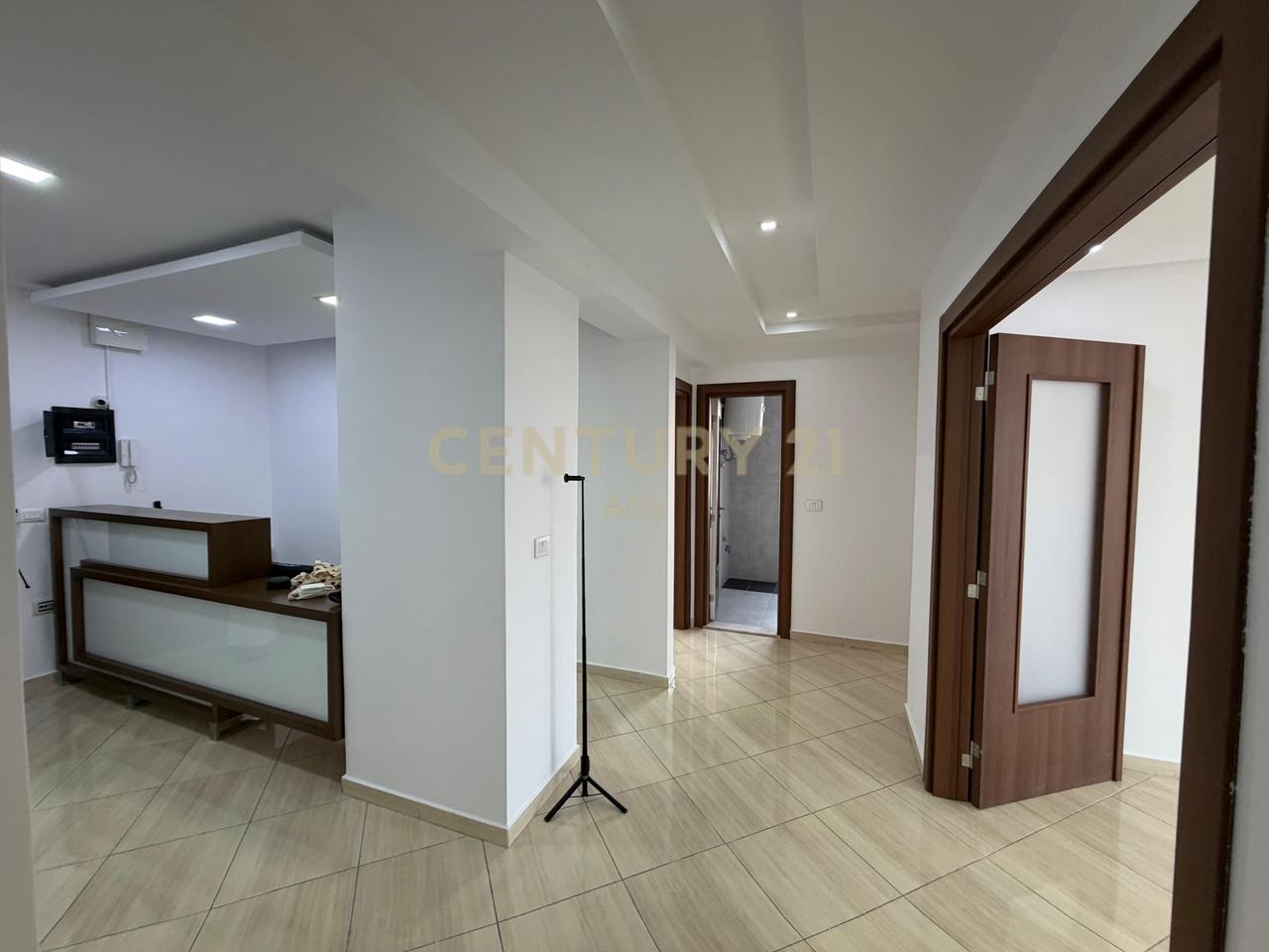 Zyrë me Qira 180 m² | Kati i Fundit | Kompleksi Malajziani