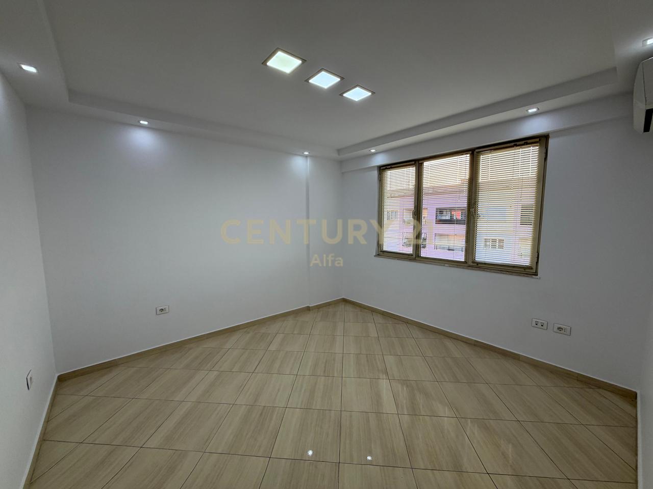 Zyrë me Qira 180 m² | Kati i Fundit | Kompleksi Malajziani