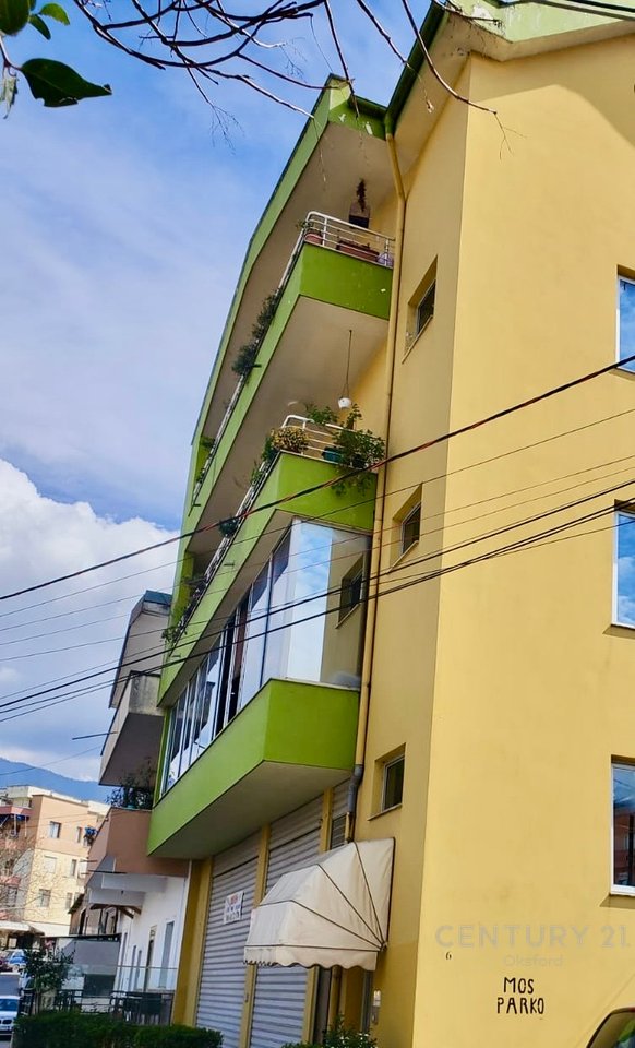 🏡 PËR SHITJE – VILË 4-KATËSHE + 2 NJËSI KOMERCIALE | RRETHRROTULLIMI SHKOZË, TIRANË