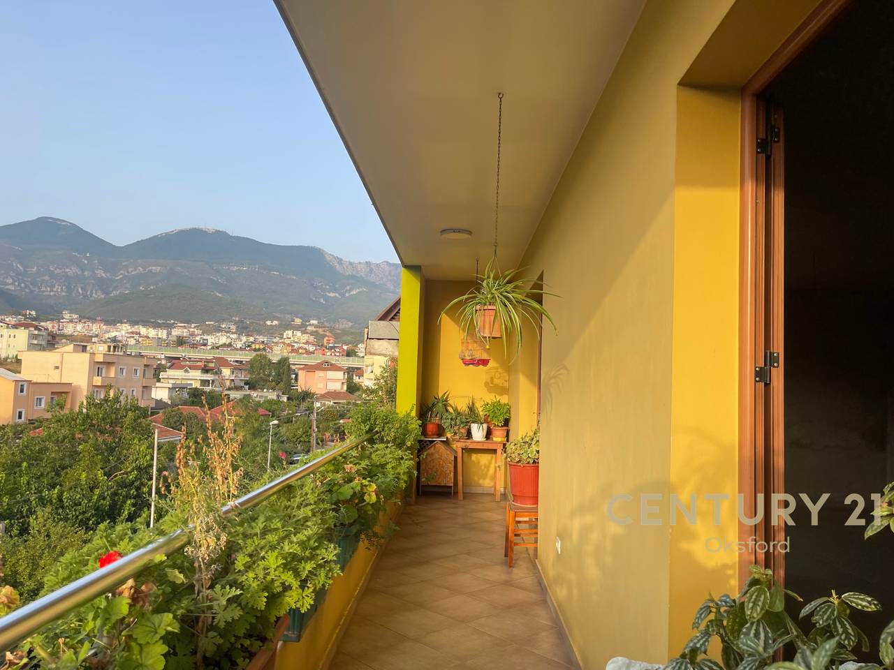🏡 PËR SHITJE – VILË 4-KATËSHE + 2 NJËSI KOMERCIALE | RRETHRROTULLIMI SHKOZË, TIRANË
