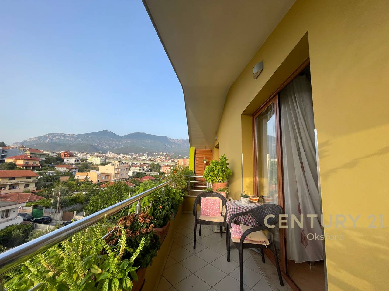 🏡 PËR SHITJE – VILË 4-KATËSHE + 2 NJËSI KOMERCIALE | RRETHRROTULLIMI SHKOZË, TIRANË