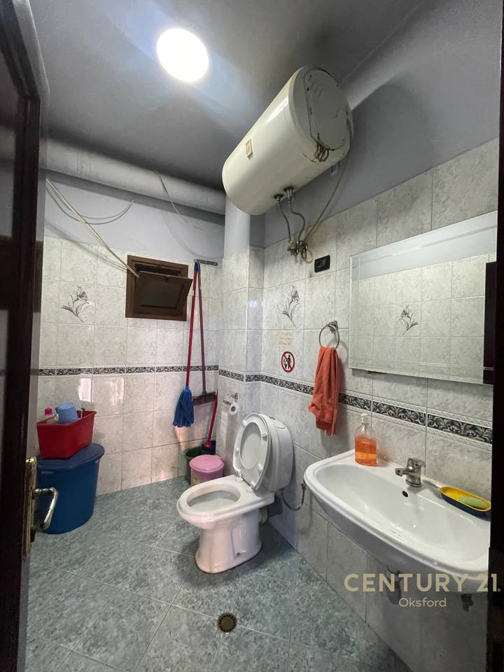 🏡 PËR SHITJE – VILË 4-KATËSHE + 2 NJËSI KOMERCIALE | RRETHRROTULLIMI SHKOZË, TIRANË