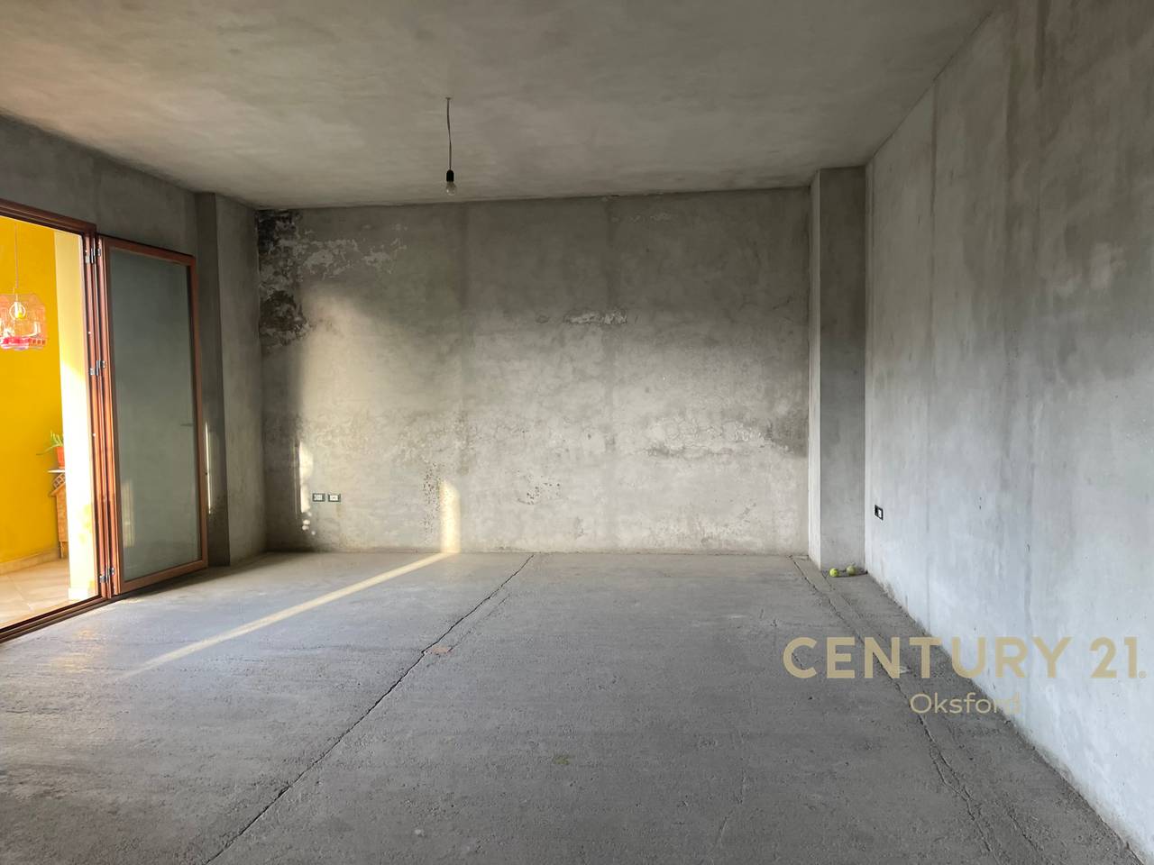 🏡 PËR SHITJE – VILË 4-KATËSHE + 2 NJËSI KOMERCIALE | RRETHRROTULLIMI SHKOZË, TIRANË