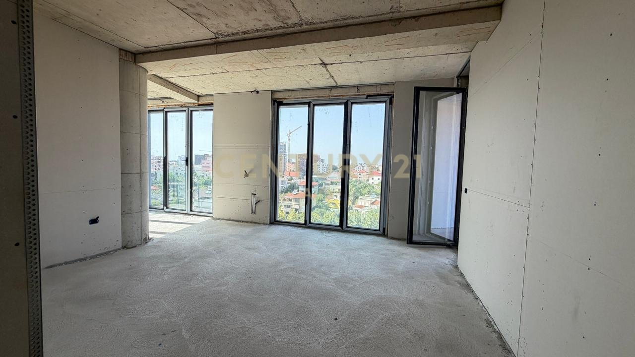 Vendiamo appartamento 2+1 con 2 bagni vicino a Golden Gate, vicino al Nuovo Maternità!