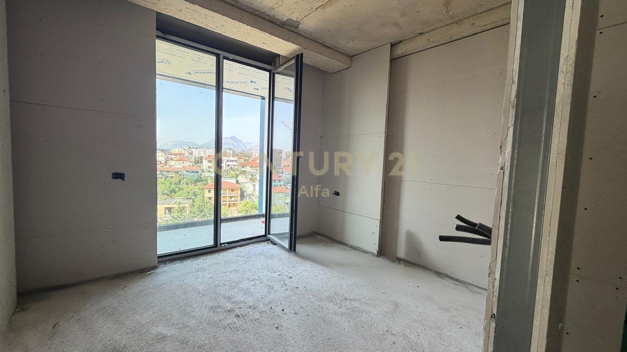 Vendiamo appartamento 2+1 con 2 bagni vicino a Golden Gate, vicino al Nuovo Maternità!