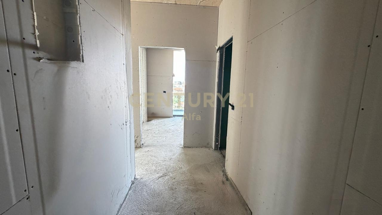 Vendiamo appartamento 2+1 con 2 bagni vicino a Golden Gate, vicino al Nuovo Maternità!