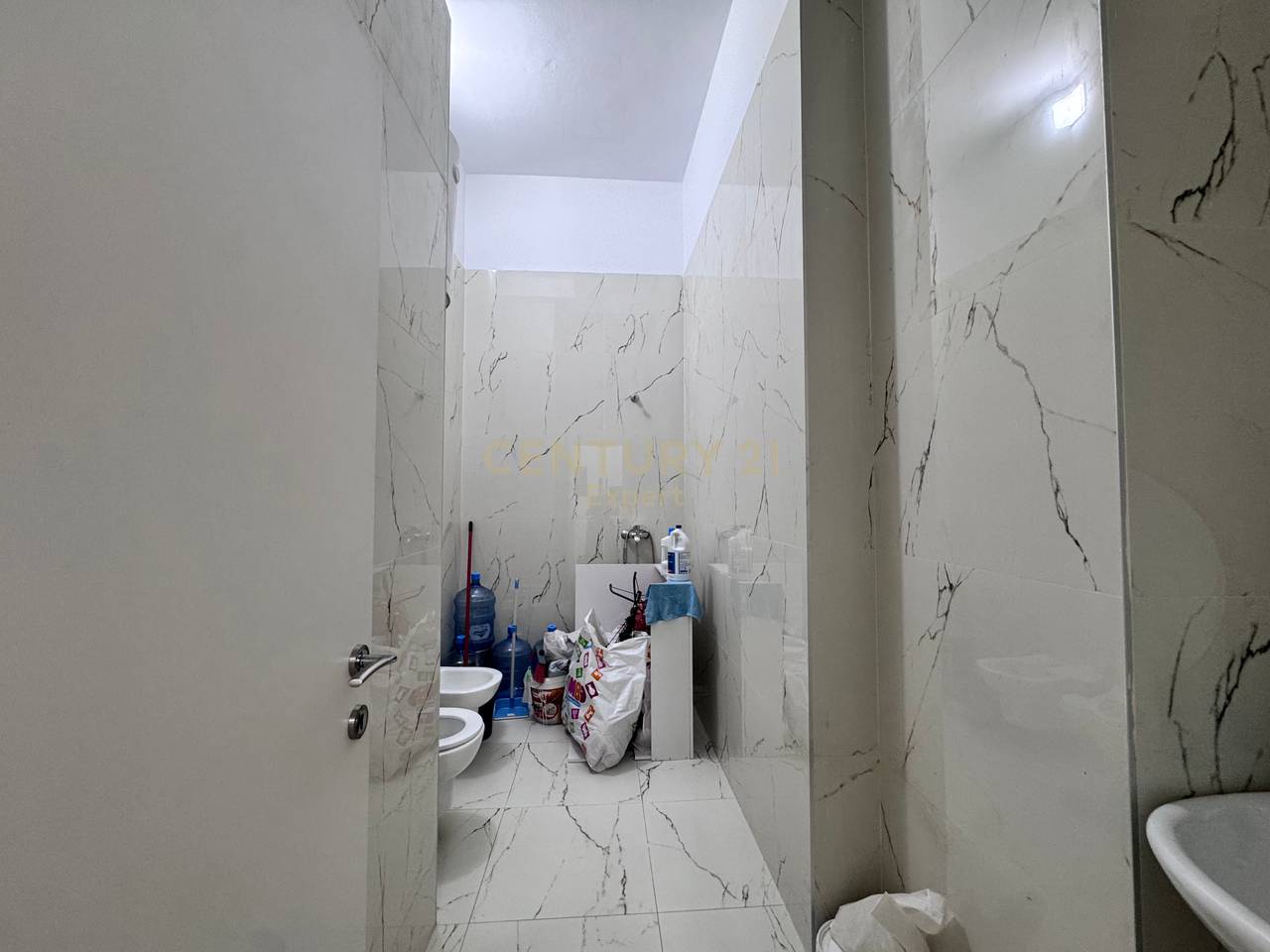 Jepet me qira apartament 2+1 bosh – Donika Center, Tiranë