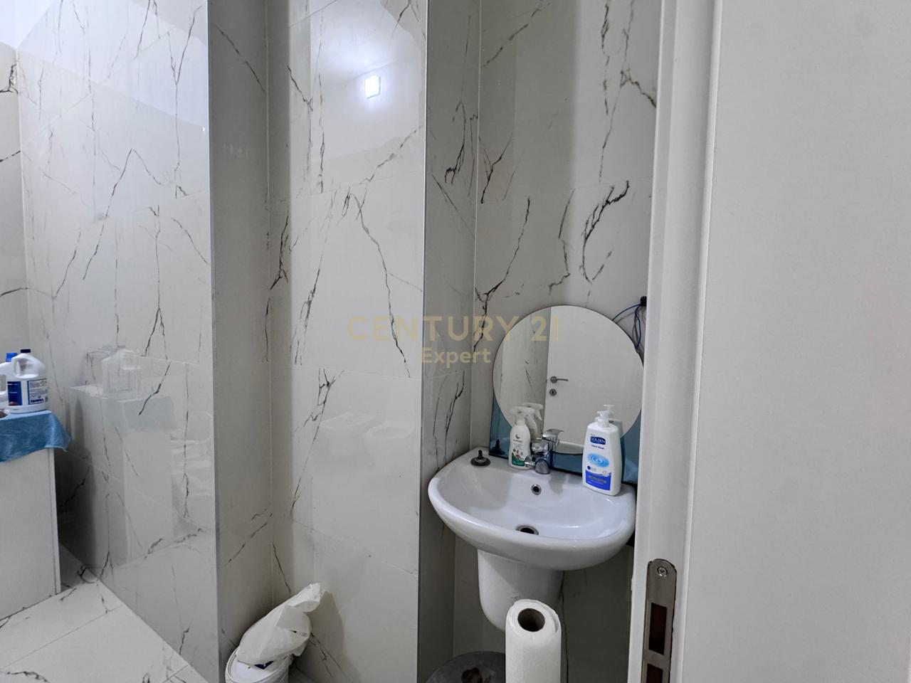 Jepet me qira apartament 2+1 bosh – Donika Center, Tiranë