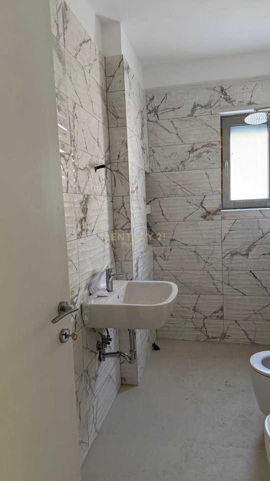 JEPET ME QIRA 1+1 AMBIENT KOMERCIAL  AFER SHKOLLES SE KUQE