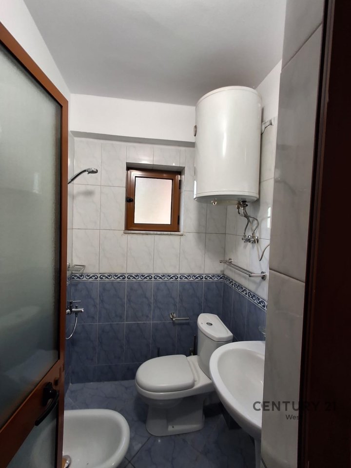 Jepet me Qira Apartament 3+1+2 – Rruga “Margarita Tutulani”, pranë Gjimnazit “Petro Nini”
