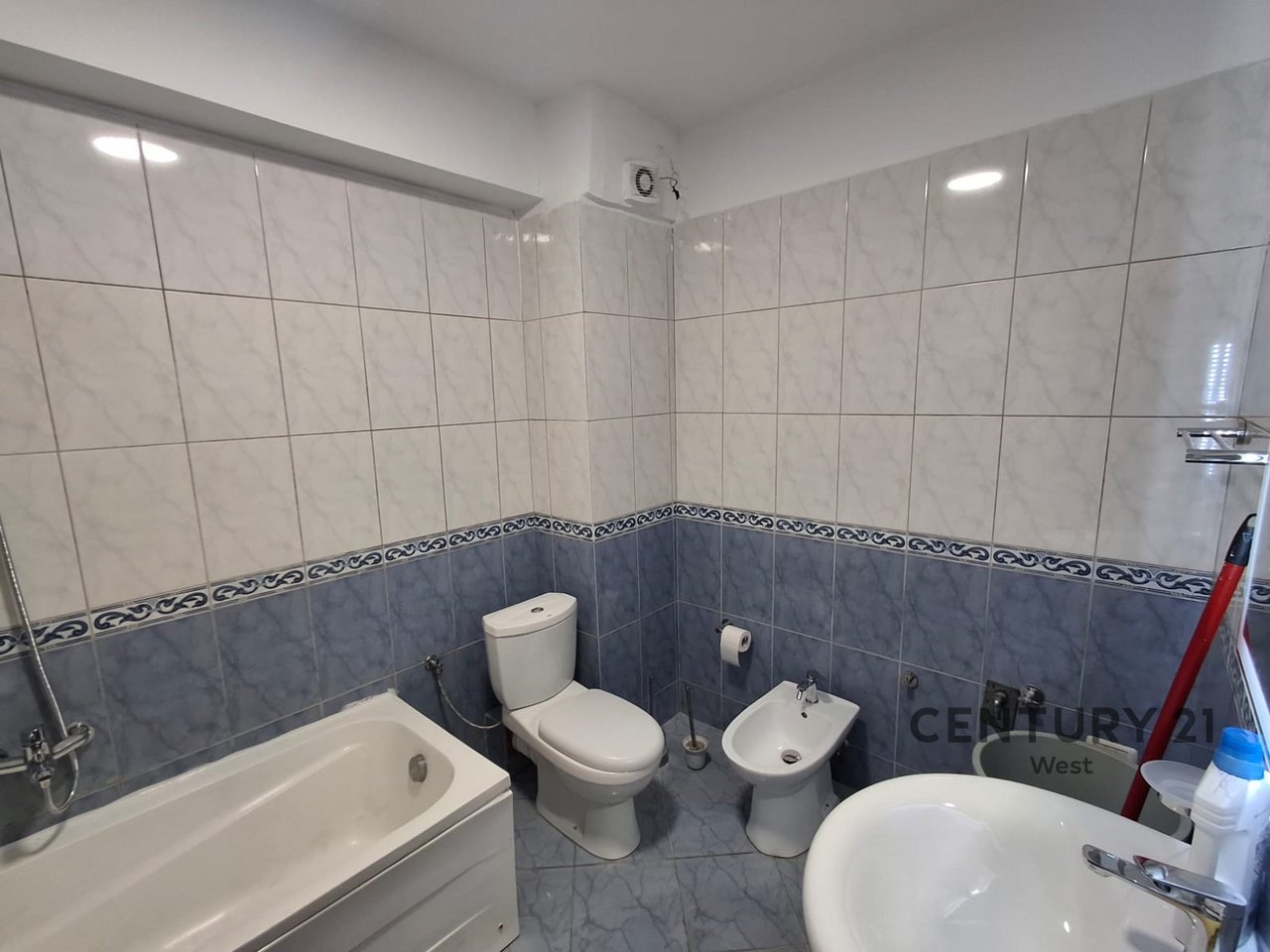 Jepet me Qira Apartament 3+1+2 – Rruga “Margarita Tutulani”, pranë Gjimnazit “Petro Nini”