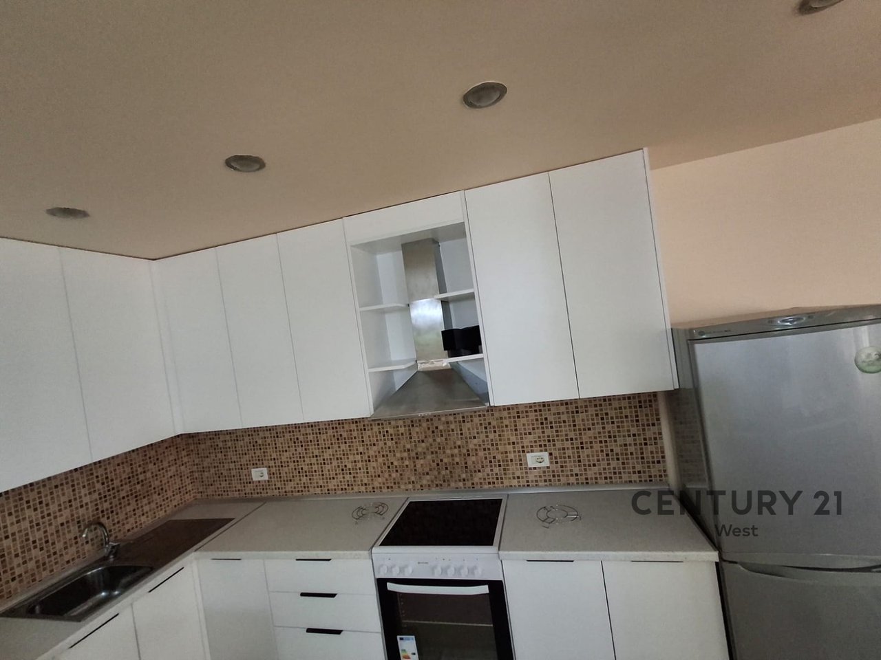 Jepet me Qira Apartament 3+1+2 – Rruga “Margarita Tutulani”, pranë Gjimnazit “Petro Nini”