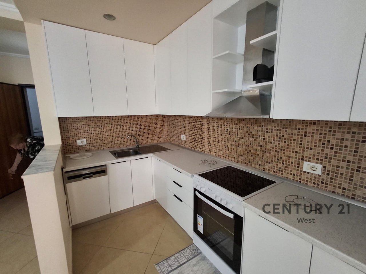 Jepet me Qira Apartament 3+1+2 – Rruga “Margarita Tutulani”, pranë Gjimnazit “Petro Nini”