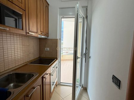 APARTAMENT 1+1 ME QIRA AFATGJATE  NE HYRJE TE LUNGOMARES!