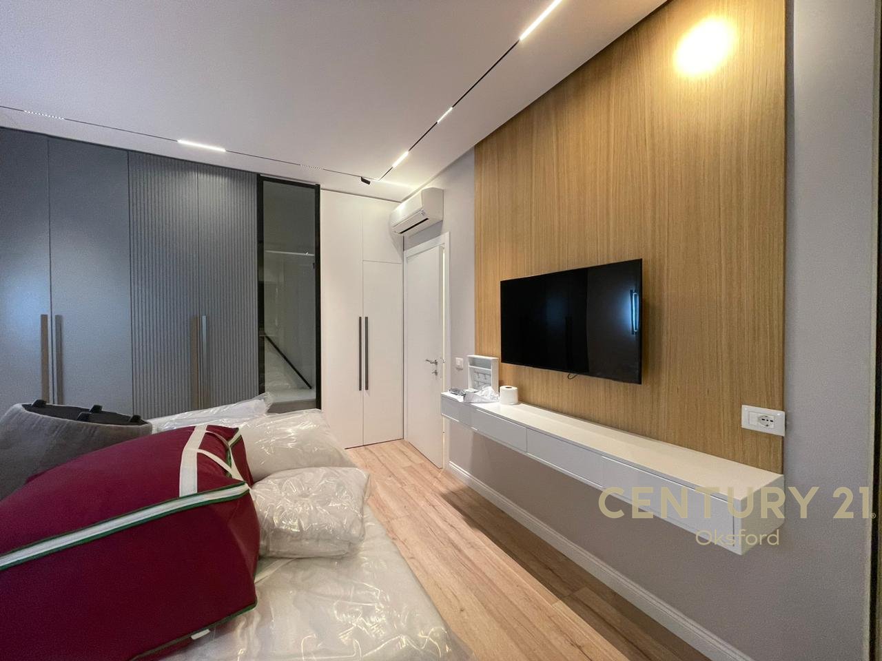 APPARTAMENTO 2+1+2 IN VENDITA, VASIL SHANTO VICINO ALLA PIAZZA