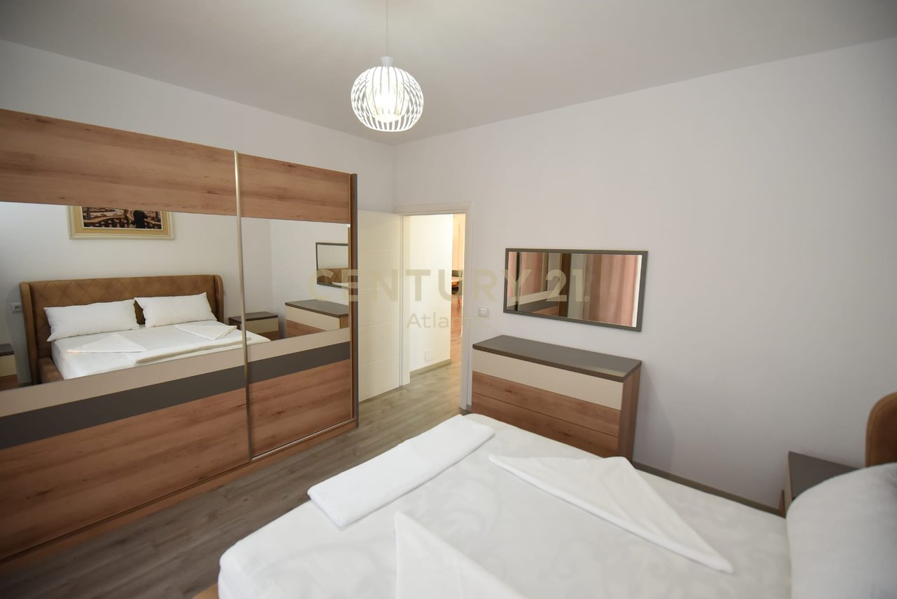 JEPET ME QERA KATI I DYTE I NJE VILE TEK URA E SHKOZETIT PRANE ROYAL GAS DURRES !