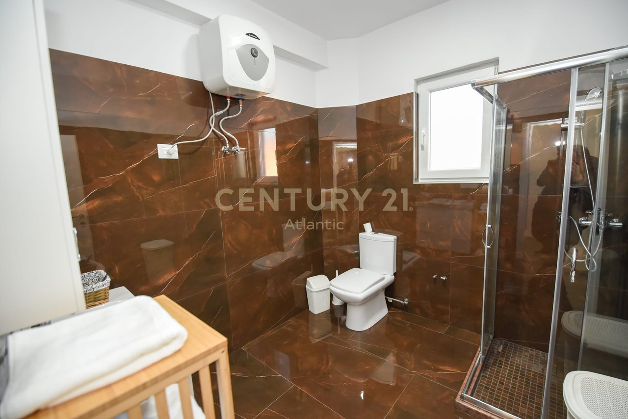 JEPET ME QERA KATI I DYTE I NJE VILE TEK URA E SHKOZETIT PRANE ROYAL GAS DURRES !