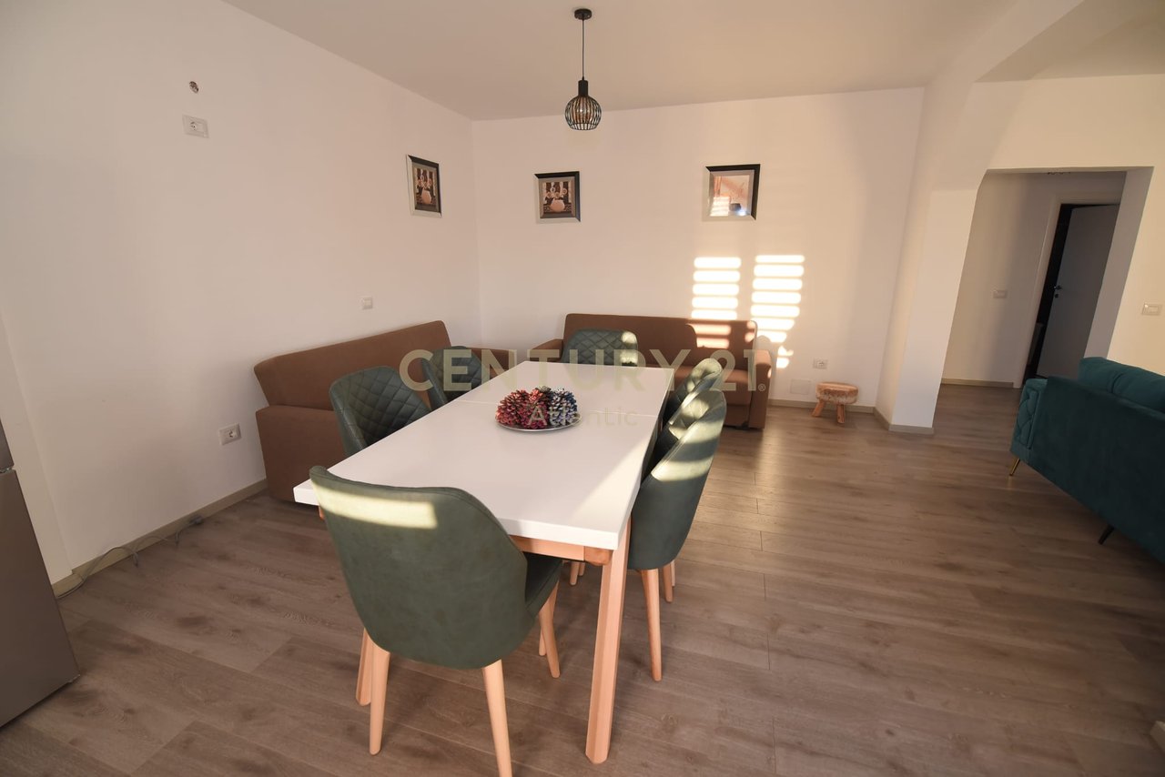 JEPET ME QERA KATI I DYTE I NJE VILE TEK URA E SHKOZETIT PRANE ROYAL GAS DURRES !