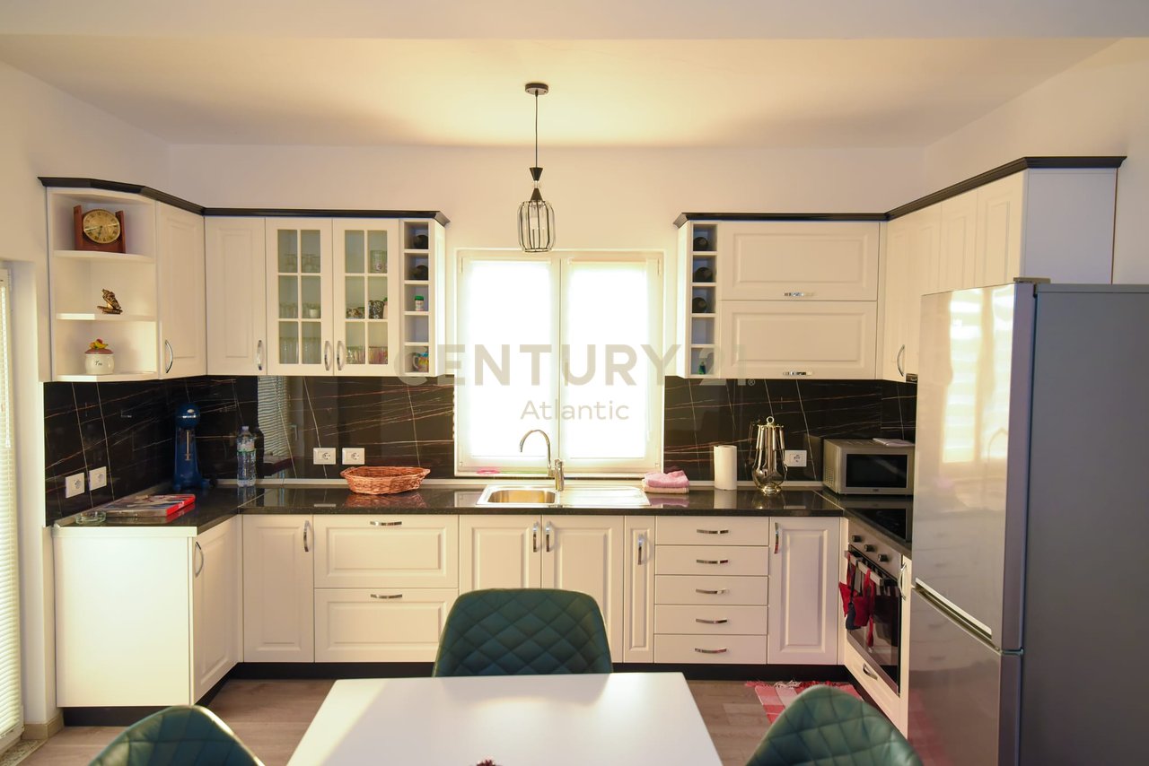 JEPET ME QERA KATI I DYTE I NJE VILE TEK URA E SHKOZETIT PRANE ROYAL GAS DURRES !