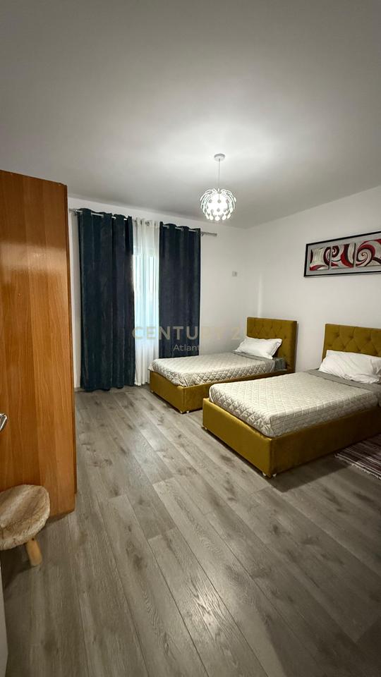 JEPET ME QERA KATI I DYTE I NJE VILE TEK URA E SHKOZETIT PRANE ROYAL GAS DURRES !