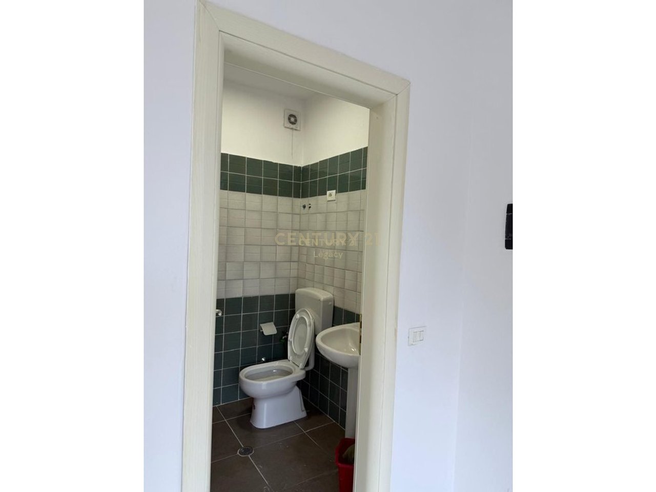 Business Premises for Rent – Near the Main Road Axis, Fresk