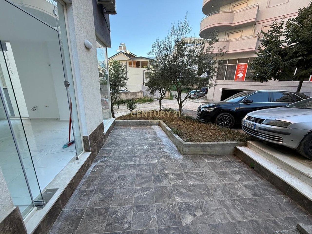 Business Premises for Rent – Near the Main Road Axis, Fresk