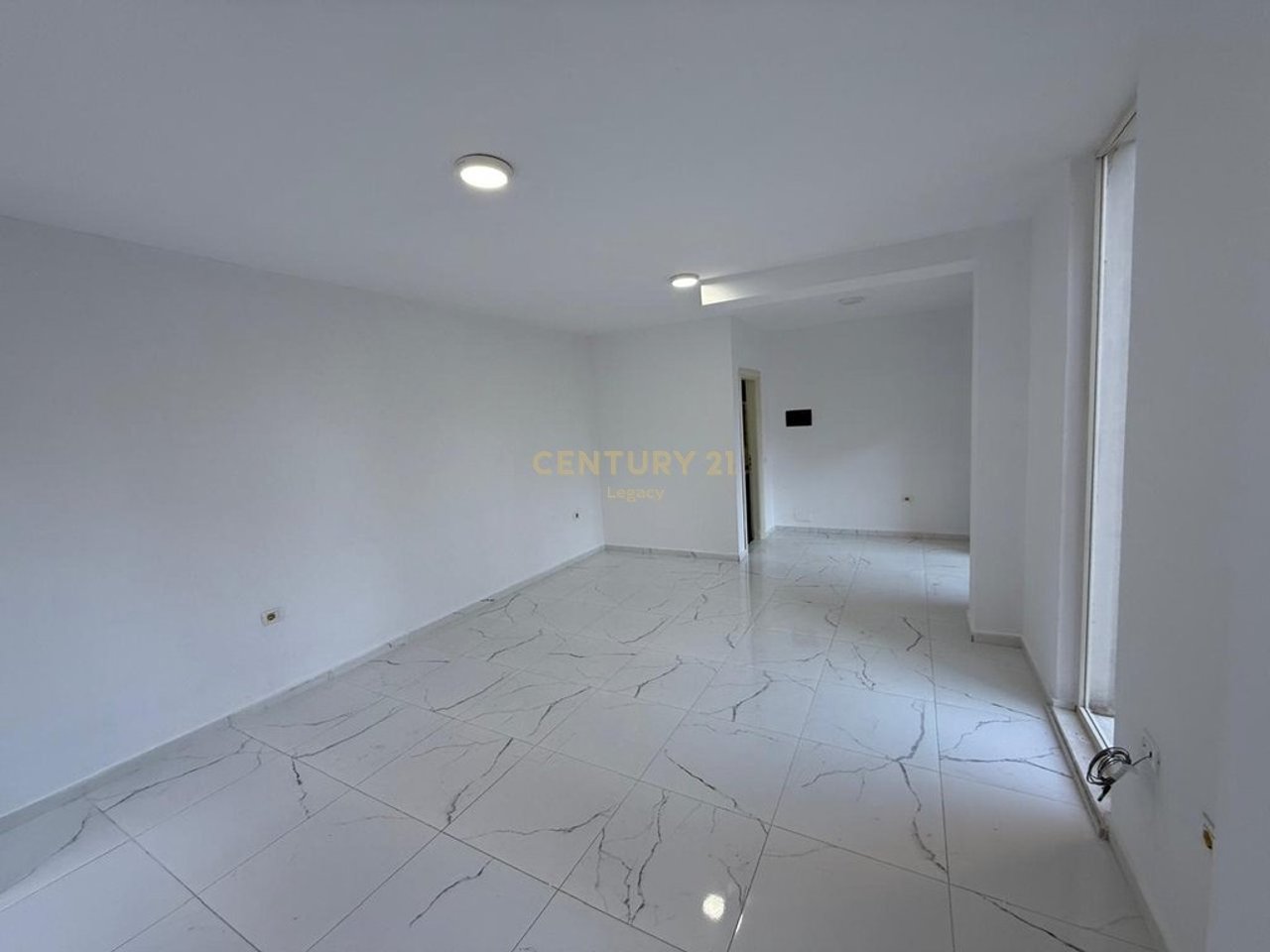 Business Premises for Rent – Near the Main Road Axis, Fresk