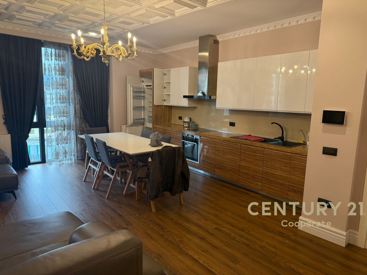 JAPIM ME QIRA APARTAMENT 4+1+2+ POST PARKIMI NË PARK GATE TIRANË, PRANË AIR ALBANIA