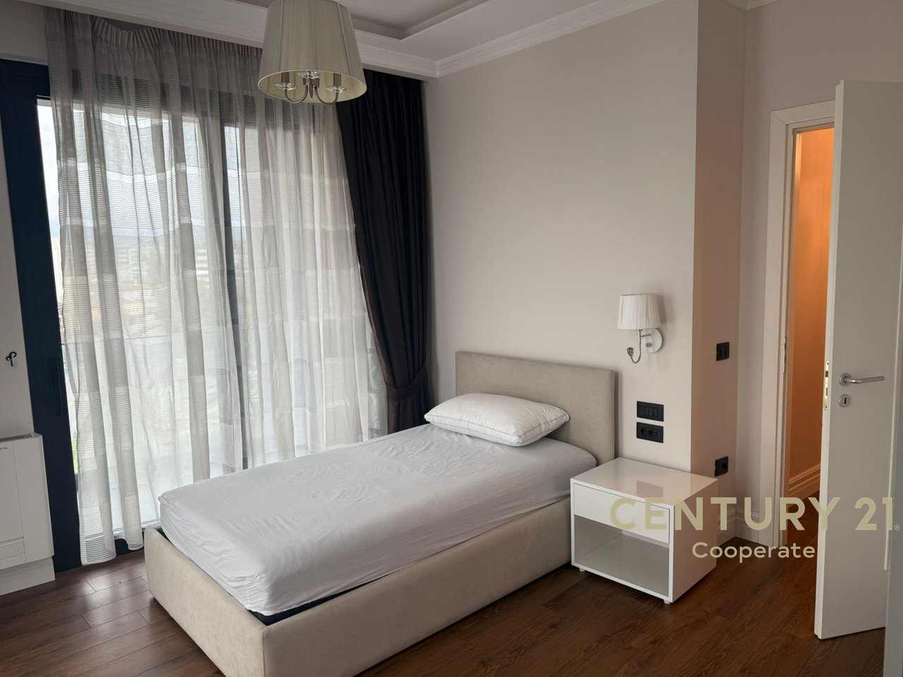 JAPIM ME QIRA APARTAMENT 4+1+2+ POST PARKIMI NË PARK GATE TIRANË, PRANË AIR ALBANIA