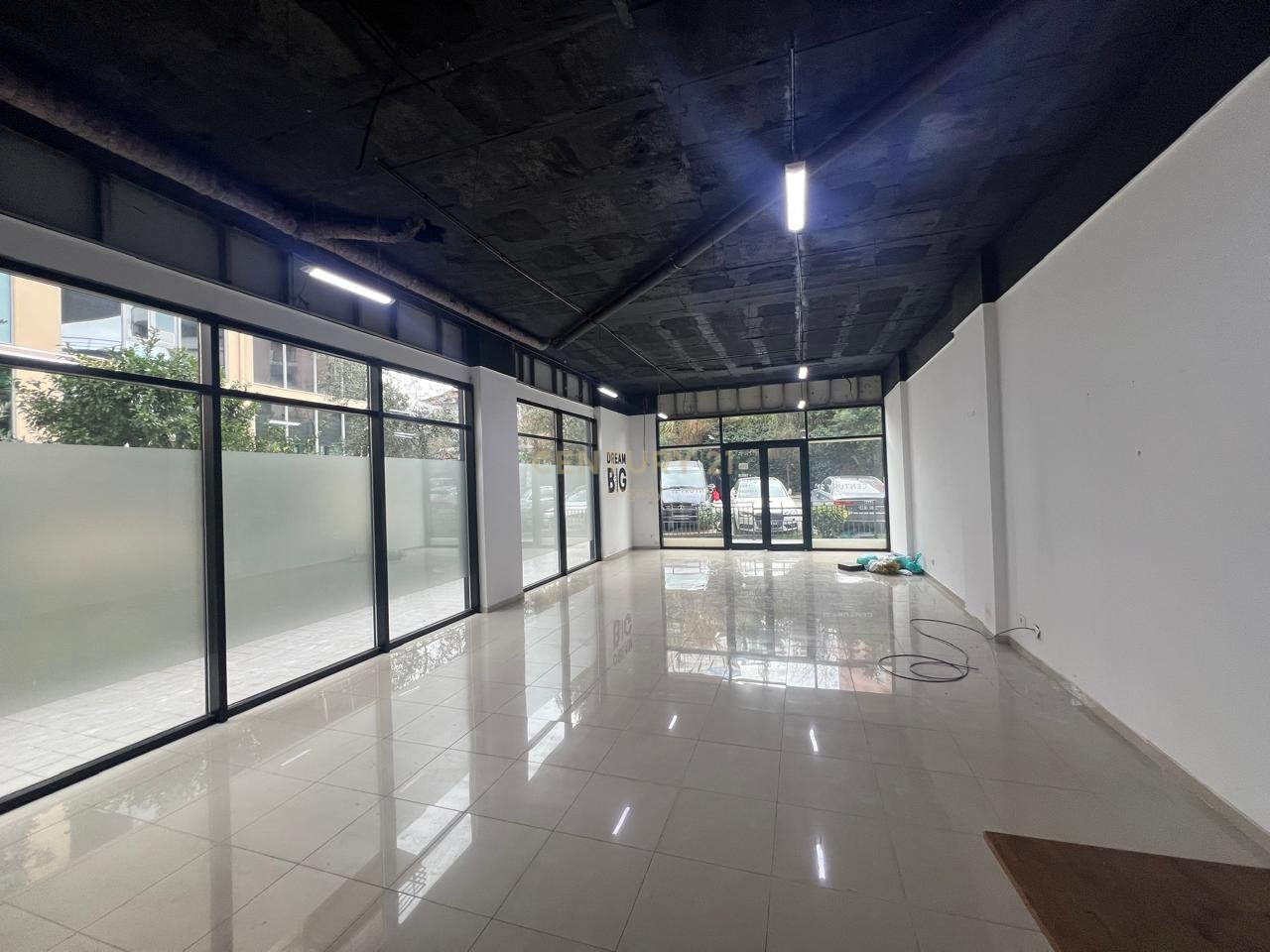 Service unit for rent in Fresk