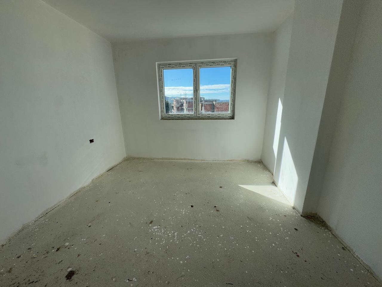 SHITET APARTAMENT 2+2 ME PAMJE NGA DETI, NE UJIN E FTOHTE!