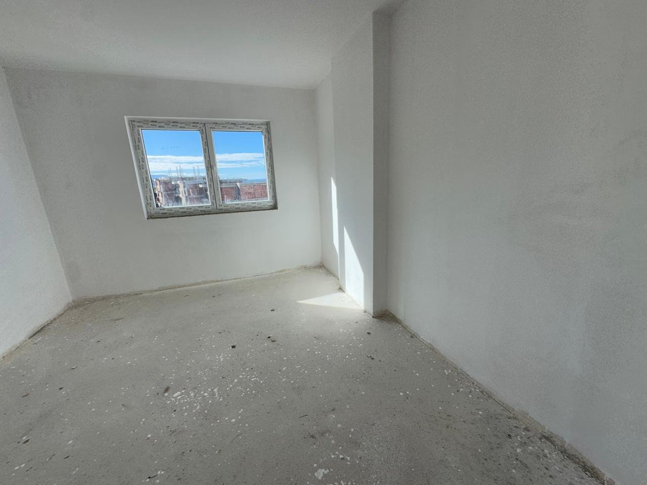 SHITET APARTAMENT 2+2 ME PAMJE NGA DETI, NE UJIN E FTOHTE!