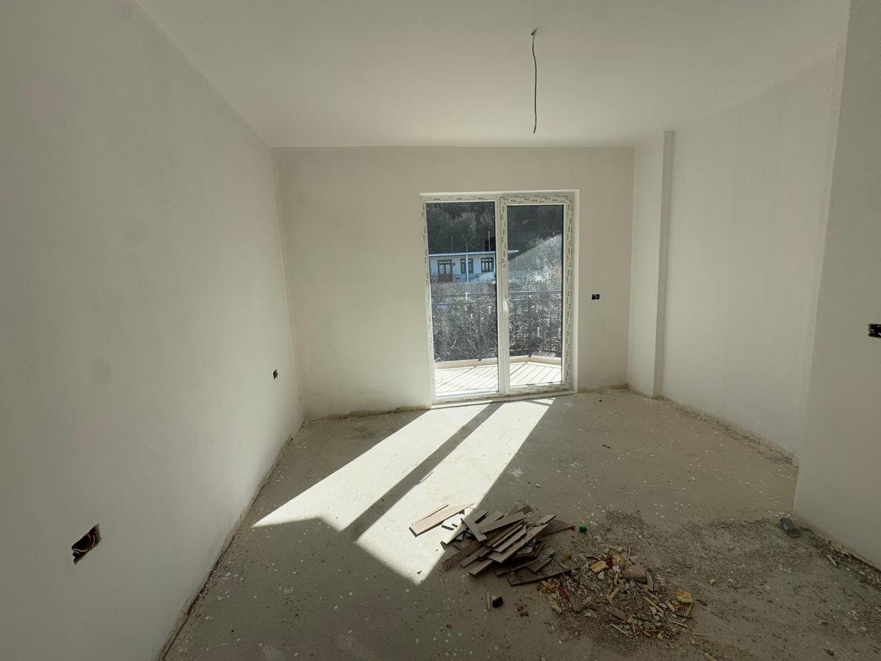 SHITET APARTAMENT 2+2 ME PAMJE NGA DETI, NE UJIN E FTOHTE!