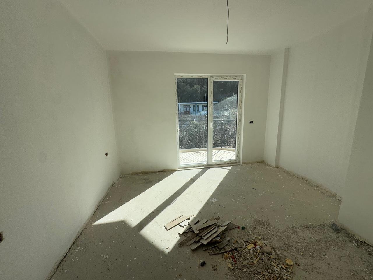 SHITET APARTAMENT 2+2 ME PAMJE NGA DETI, NE UJIN E FTOHTE!