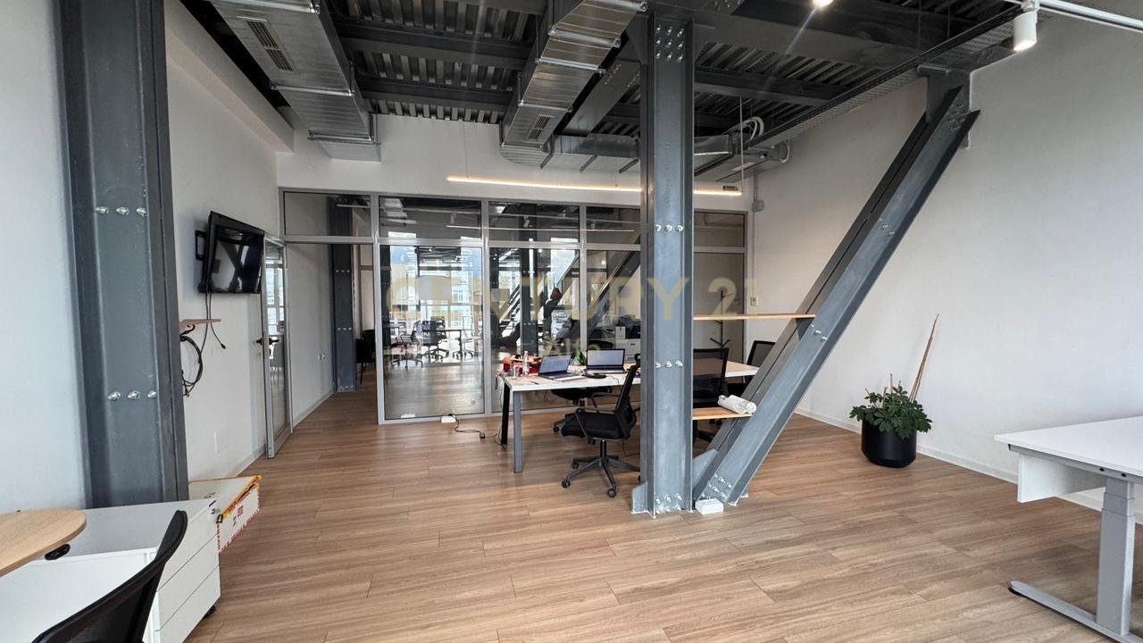 Space for rent – Paris Commune, near Kika 2!