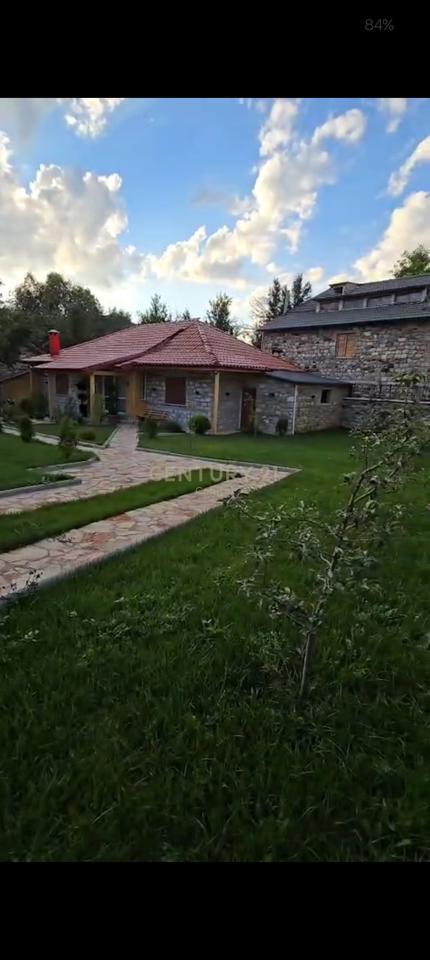 OKAZION VOSKOPOJE !  Shesim 518 m2 truall dhe 61 m2  shtëpi private e pajisur me certifikate dhe me nje leje per ndertim hoteli ne kete truall.