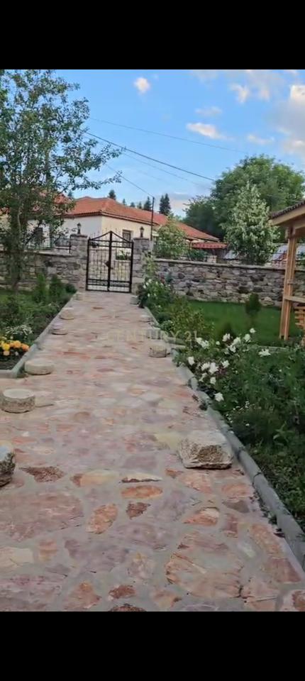 OKAZION VOSKOPOJE !  Shesim 518 m2 truall dhe 61 m2  shtëpi private e pajisur me certifikate dhe me nje leje per ndertim hoteli ne kete truall.