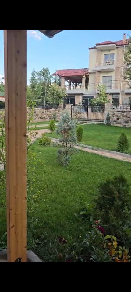 OKAZION VOSKOPOJE !  Shesim 518 m2 truall dhe 61 m2  shtëpi private e pajisur me certifikate dhe me nje leje per ndertim hoteli ne kete truall.