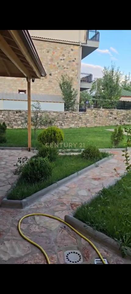 OKAZION VOSKOPOJE !  Shesim 518 m2 truall dhe 61 m2  shtëpi private e pajisur me certifikate dhe me nje leje per ndertim hoteli ne kete truall.