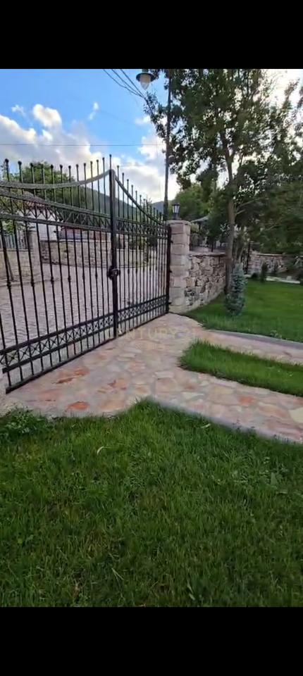 OKAZION VOSKOPOJE !  Shesim 518 m2 truall dhe 61 m2  shtëpi private e pajisur me certifikate dhe me nje leje per ndertim hoteli ne kete truall.