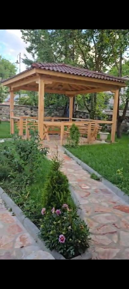 OKAZION VOSKOPOJE !  Shesim 518 m2 truall dhe 61 m2  shtëpi private e pajisur me certifikate dhe me nje leje per ndertim hoteli ne kete truall.