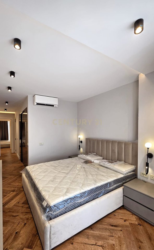 Apartament Luksoz 3+1+2 + Post Parkimi per Qira tek "Golden Residence"!