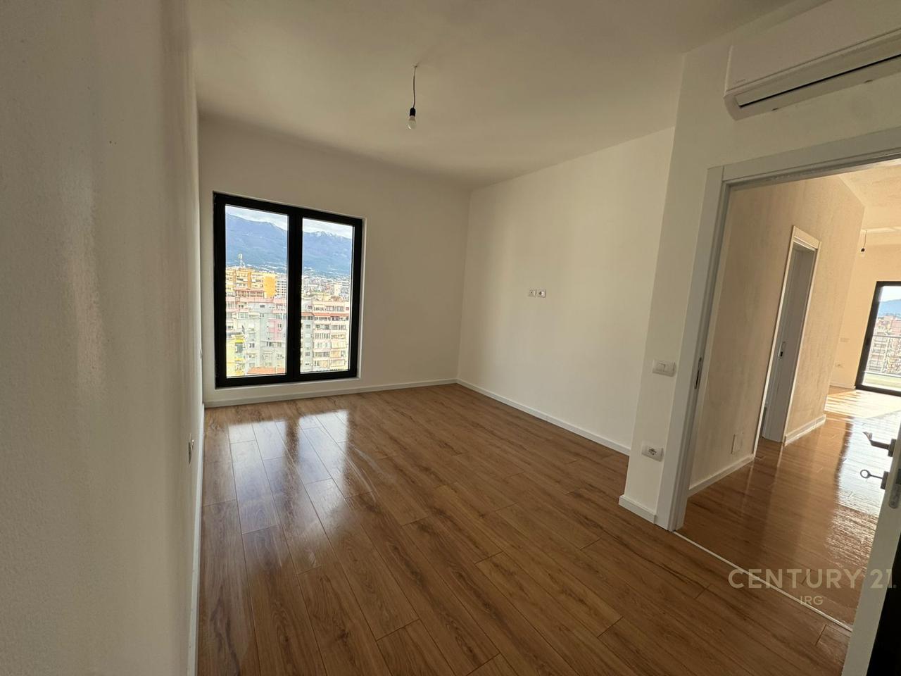 UFFICIO IN AFFITTO + POSTO AUTO, VIA BARRICADES, CENTRO DI TIRANA!