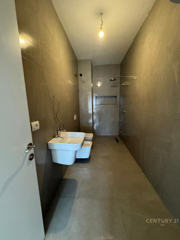 UFFICIO IN AFFITTO + POSTO AUTO, VIA BARRICADES, CENTRO DI TIRANA!