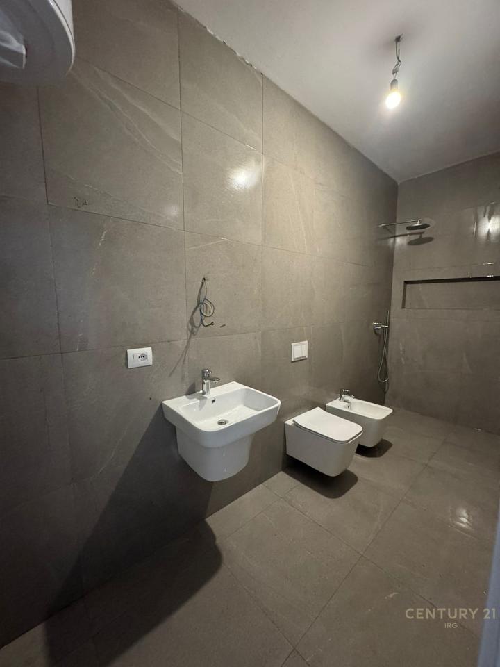 UFFICIO IN AFFITTO + POSTO AUTO, VIA BARRICADES, CENTRO DI TIRANA!