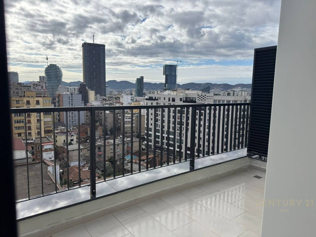 UFFICIO IN AFFITTO + POSTO AUTO, VIA BARRICADES, CENTRO DI TIRANA!