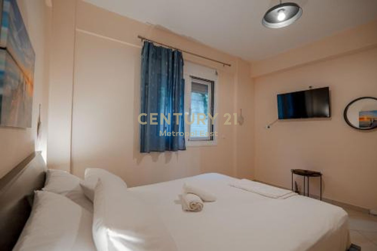 Shitet shtepi pushimi me pishine ne Sarande (periferi)